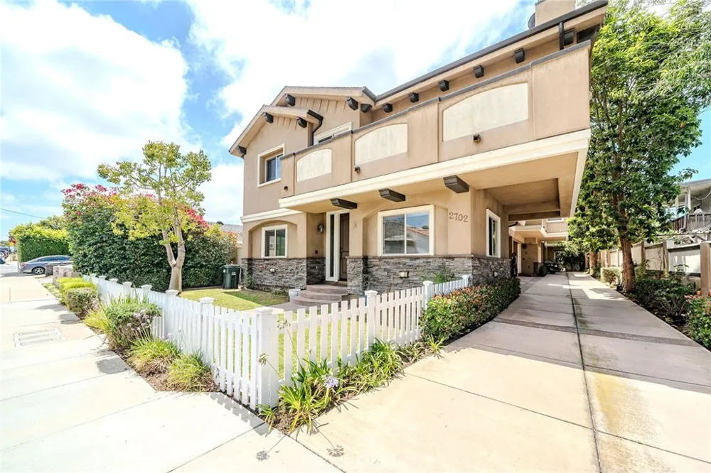 2702 Gates Avenue #A Redondo Beach, CA 90278