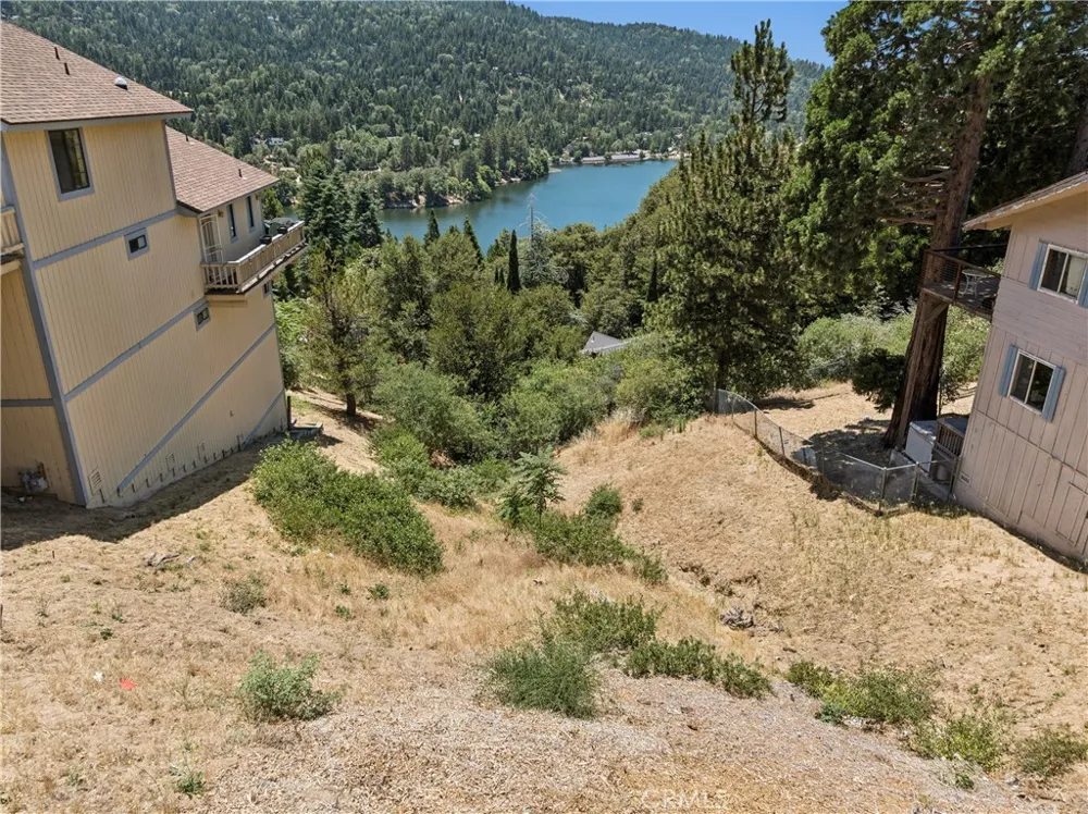 402 Darfo Crestline, CA 92325