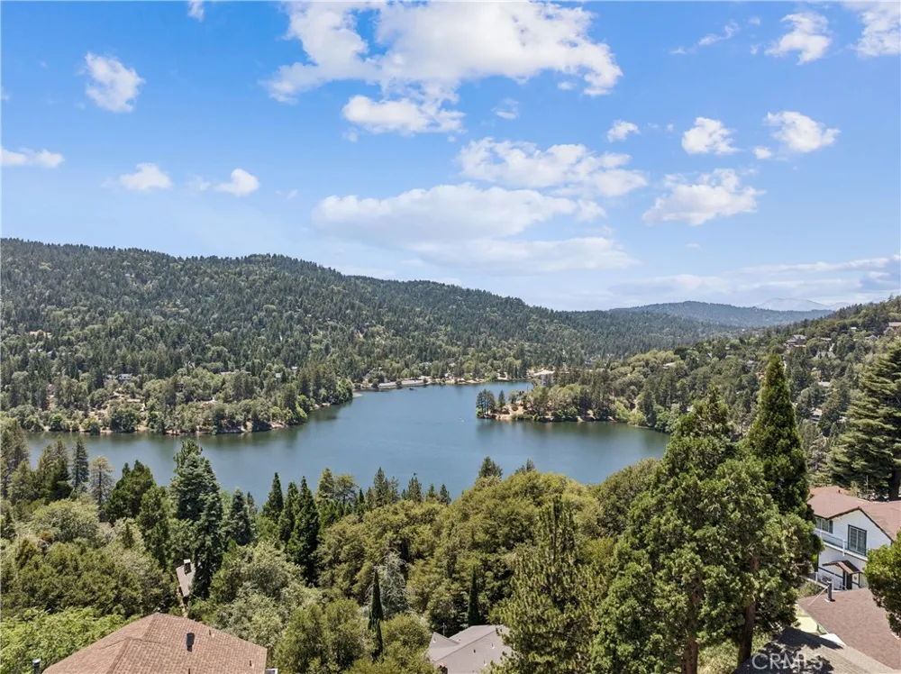 402 Darfo Crestline, CA 92325