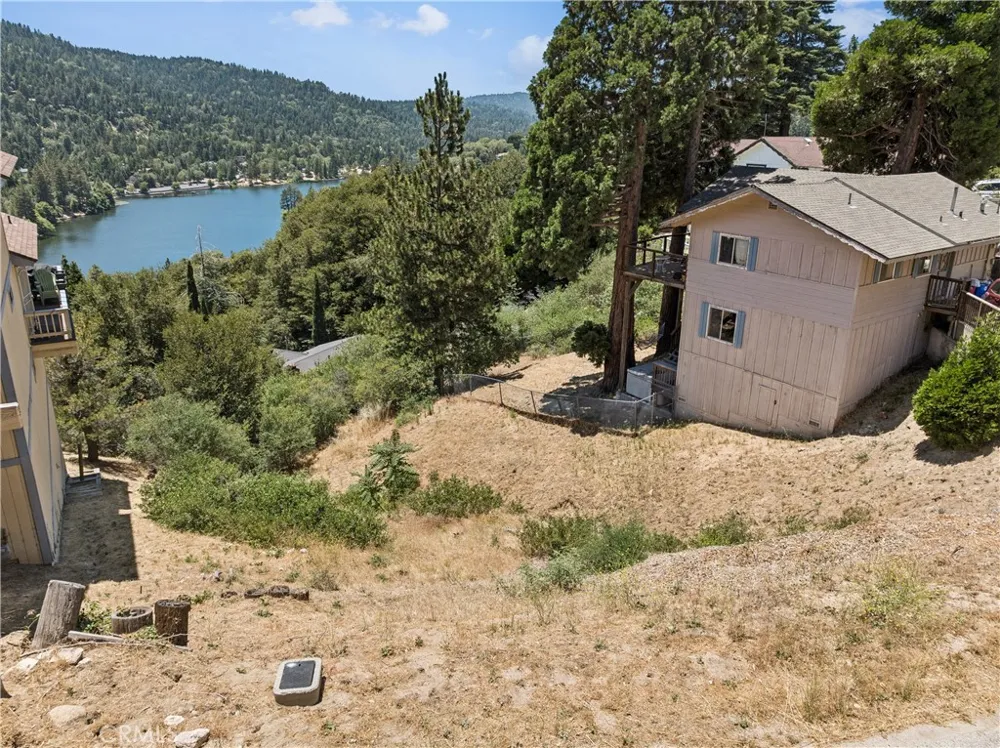 402 Darfo Crestline, CA 92325