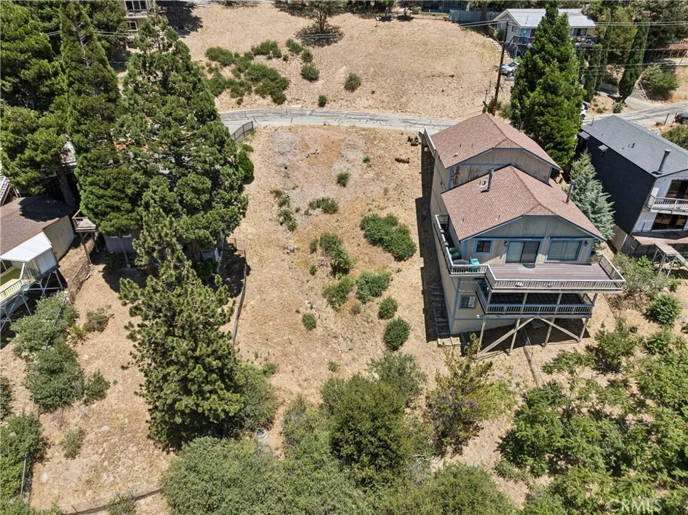402 Darfo Crestline, CA 92325