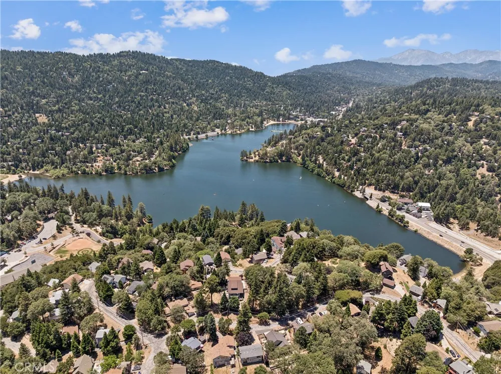 402 Darfo Crestline, CA 92325