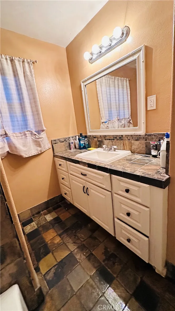 1754 256th Lomita, CA 90717