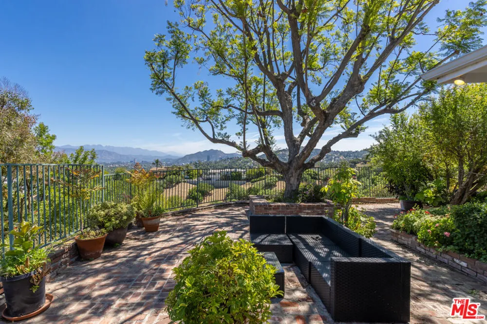 3661 Sunswept Drive Studio City, CA 91604