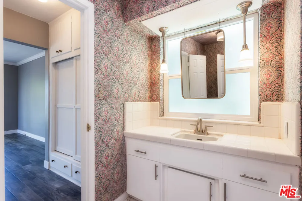 3661 Sunswept Drive Studio City, CA 91604