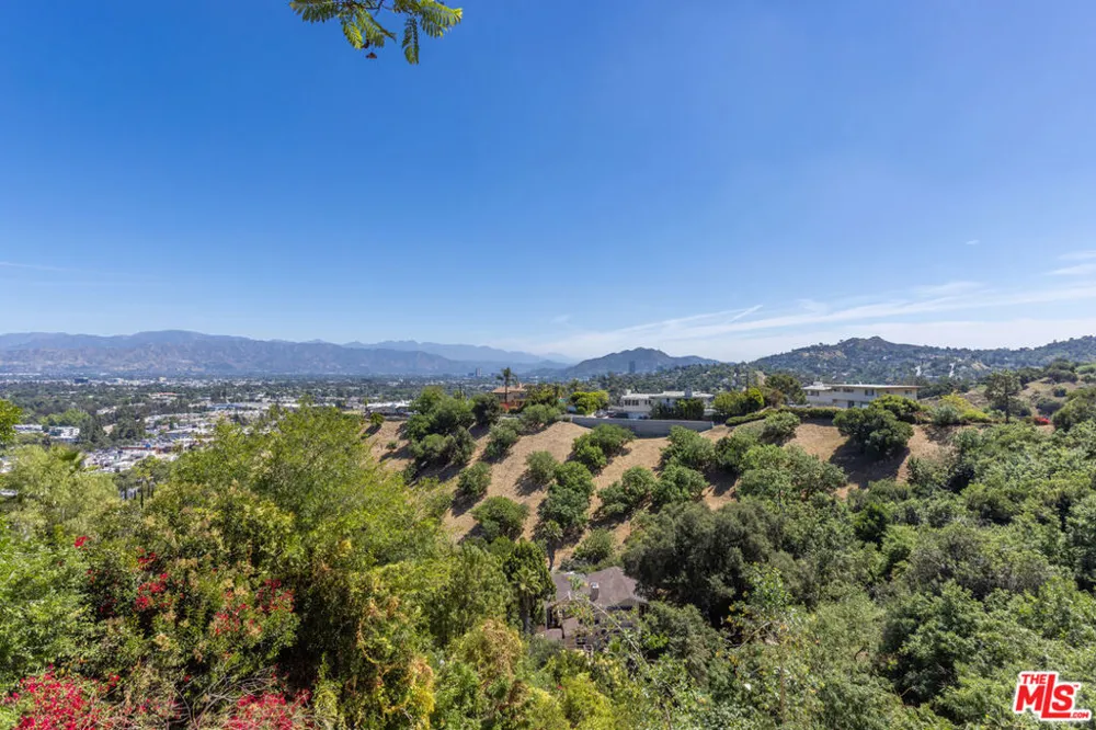 3661 Sunswept Drive Studio City, CA 91604