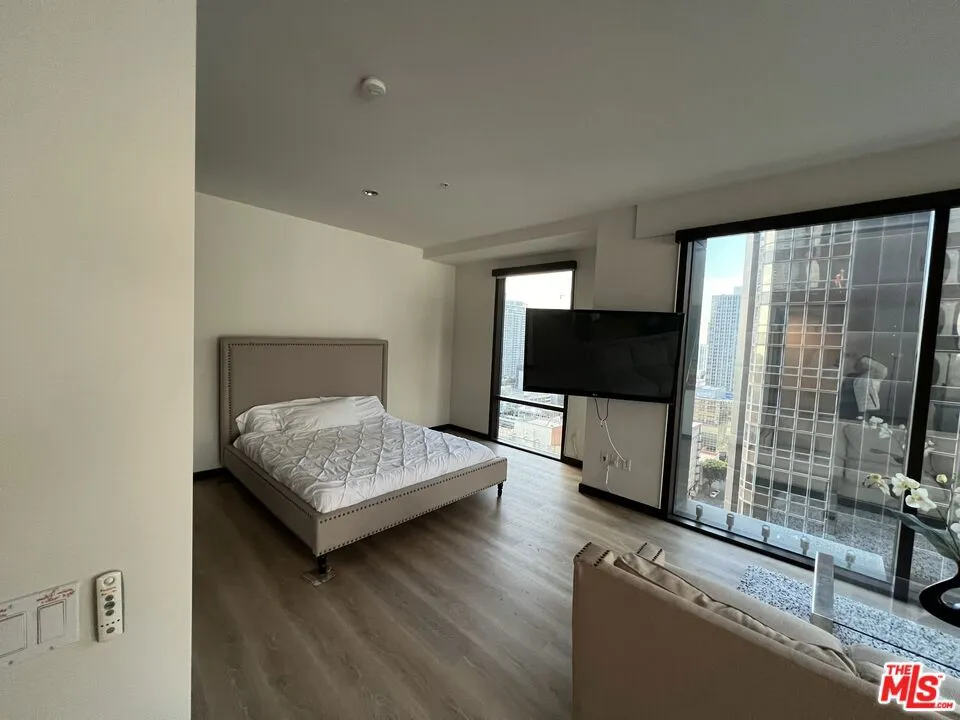 655 S Hope Street #1605 Los Angeles, CA 90017