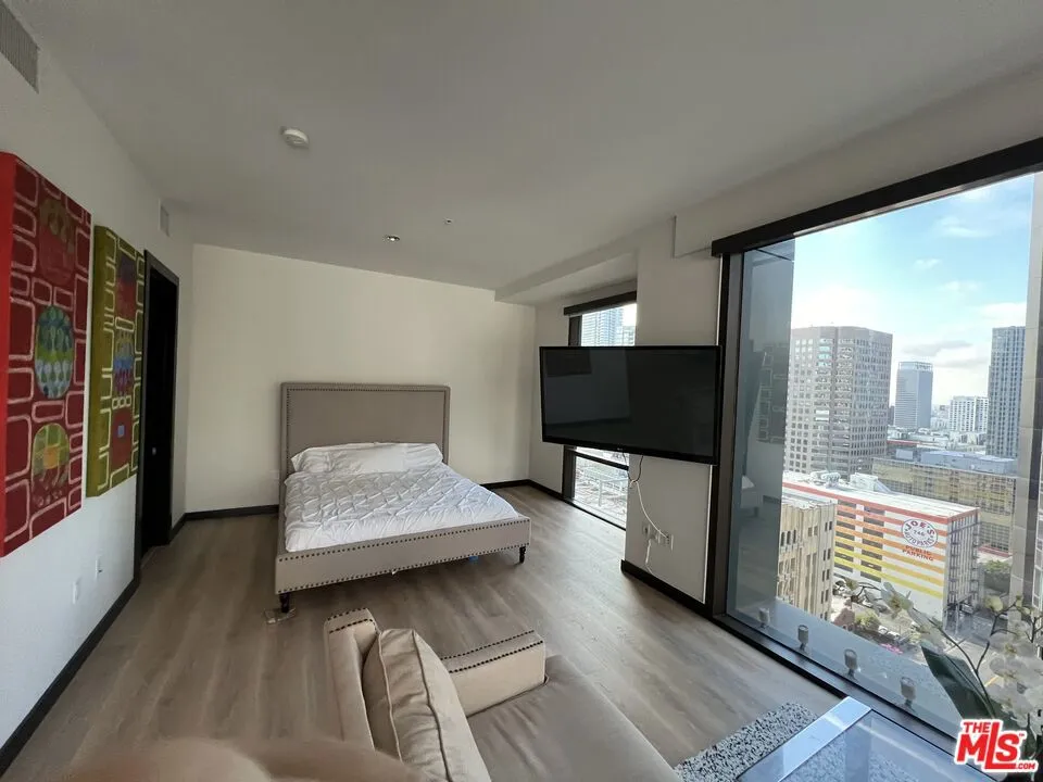 655 S Hope Street #1605 Los Angeles, CA 90017
