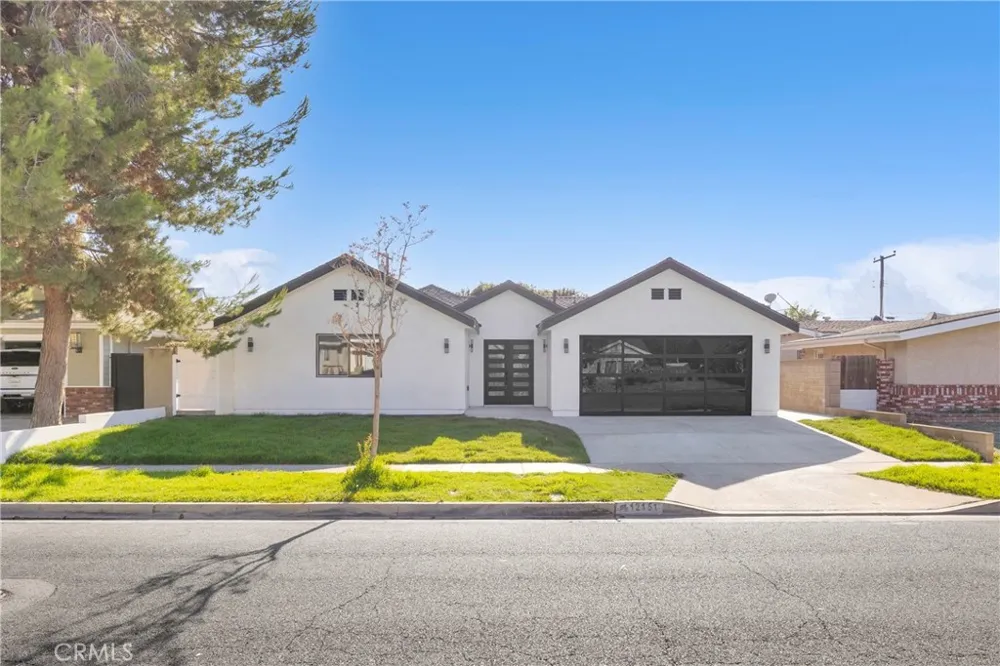12151 Reagan Los Alamitos, CA 90720