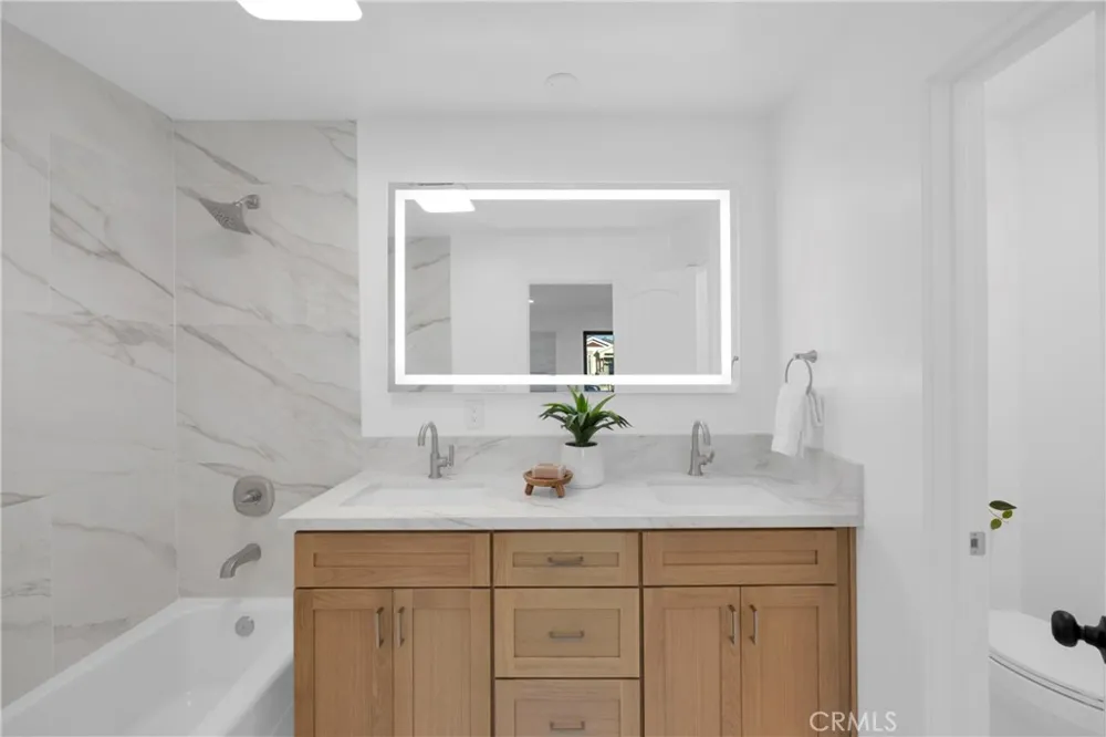12151 Reagan Los Alamitos, CA 90720