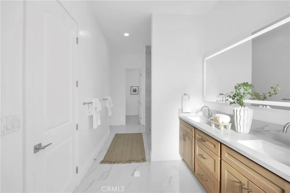 12151 Reagan Los Alamitos, CA 90720