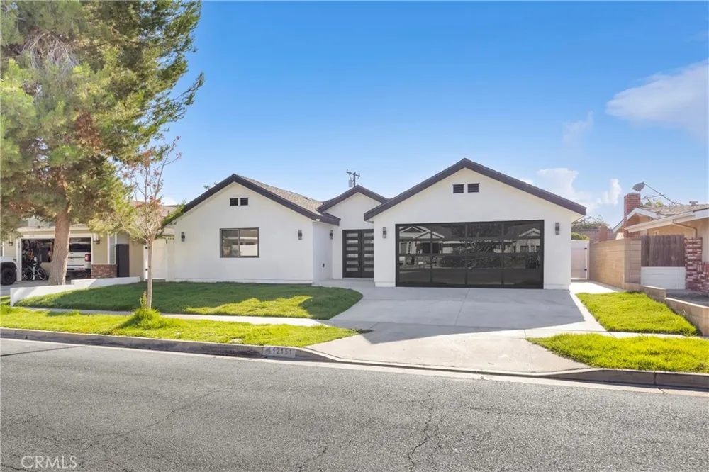 12151 Reagan Los Alamitos, CA 90720