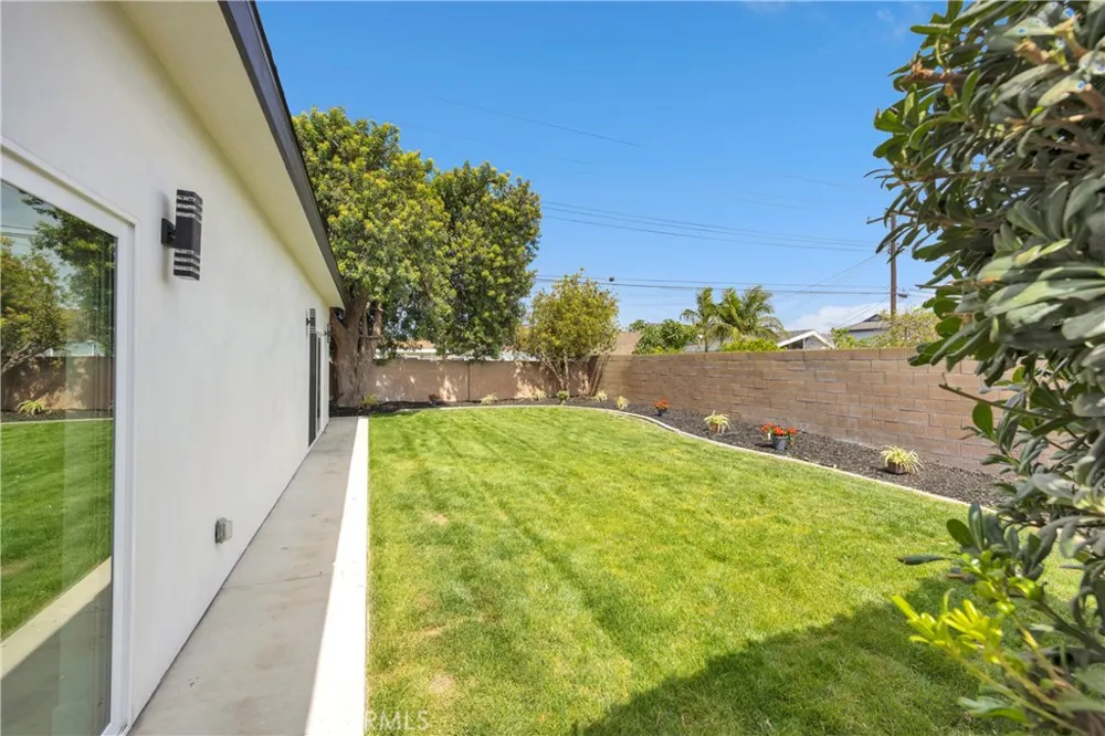 12151 Reagan Los Alamitos, CA 90720
