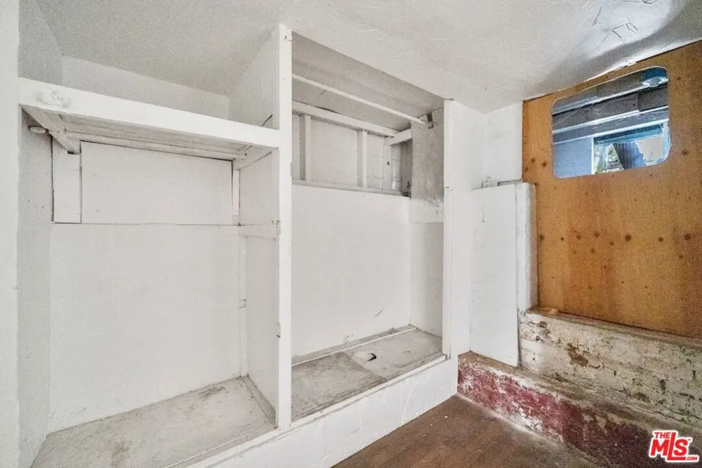 1121 S Serrano Avenue Los Angeles, CA 90006