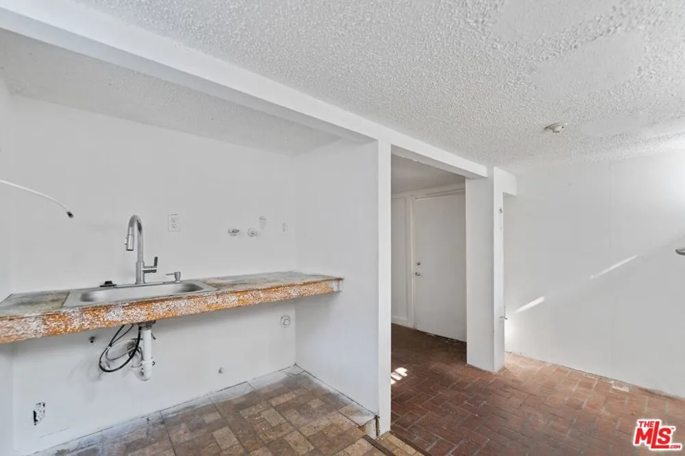 1121 S Serrano Avenue Los Angeles, CA 90006