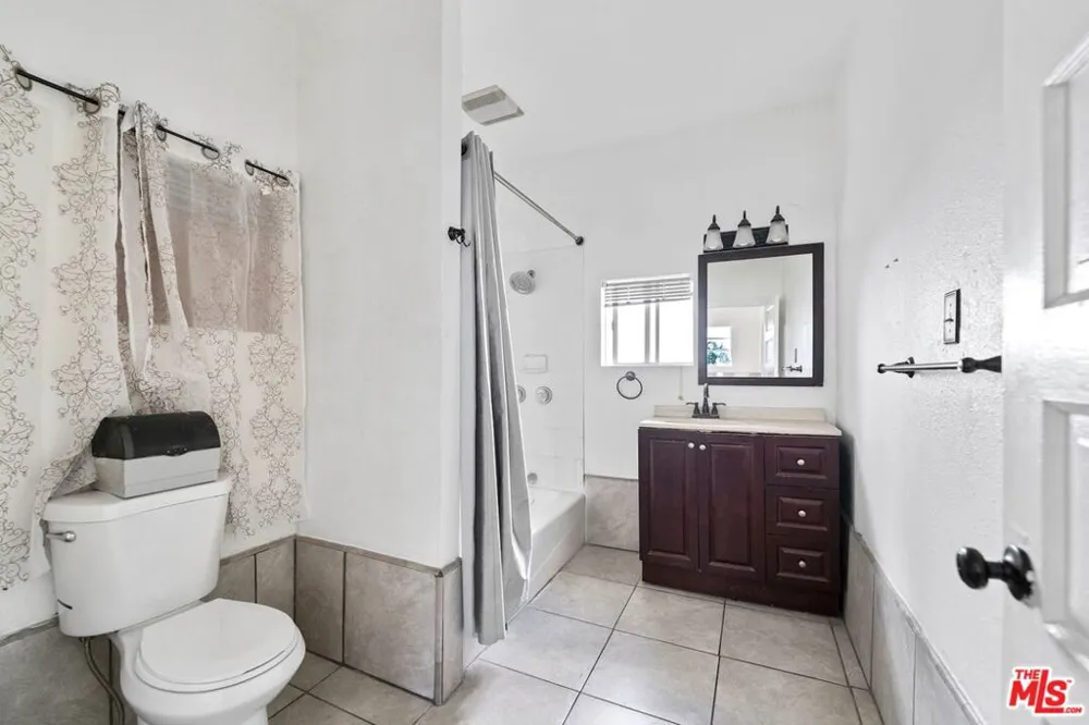 1121 S Serrano Avenue Los Angeles, CA 90006