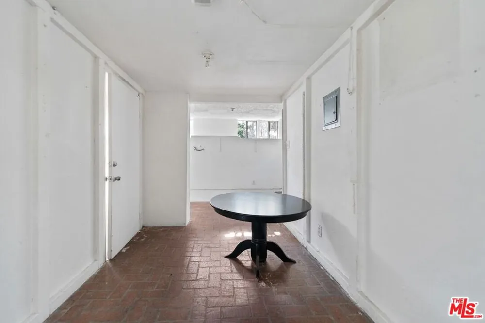 1121 S Serrano Avenue Los Angeles, CA 90006