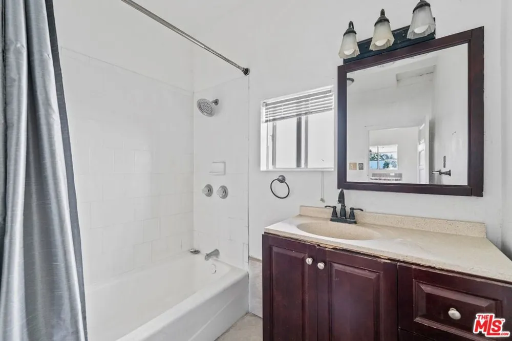 1121 S Serrano Avenue Los Angeles, CA 90006