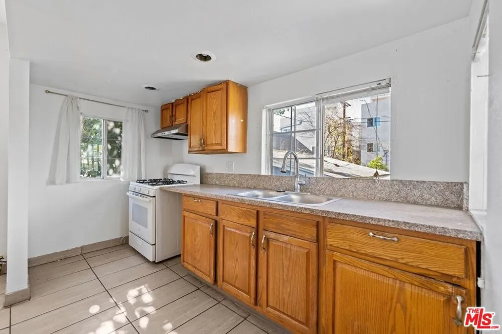 1121 S Serrano Avenue Los Angeles, CA 90006