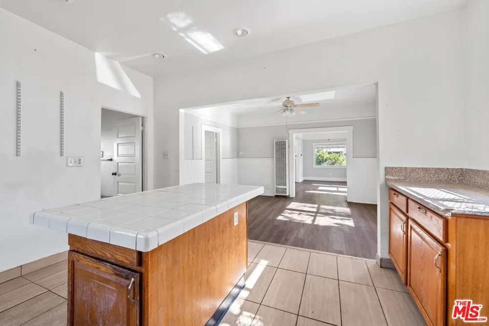 1121 S Serrano Avenue Los Angeles, CA 90006