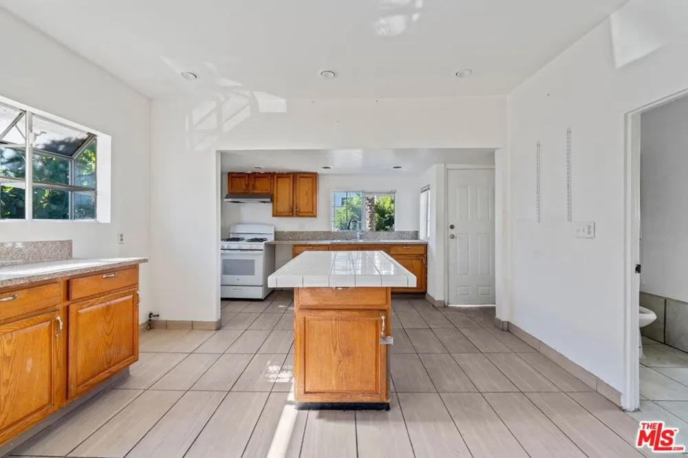 1121 S Serrano Avenue Los Angeles, CA 90006
