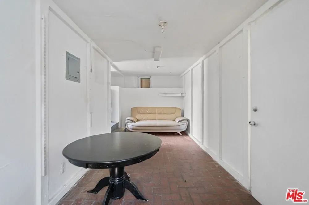 1121 S Serrano Avenue Los Angeles, CA 90006