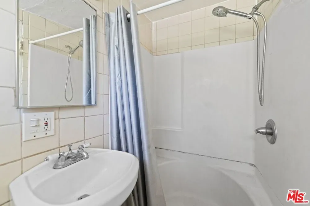 1121 S Serrano Avenue Los Angeles, CA 90006
