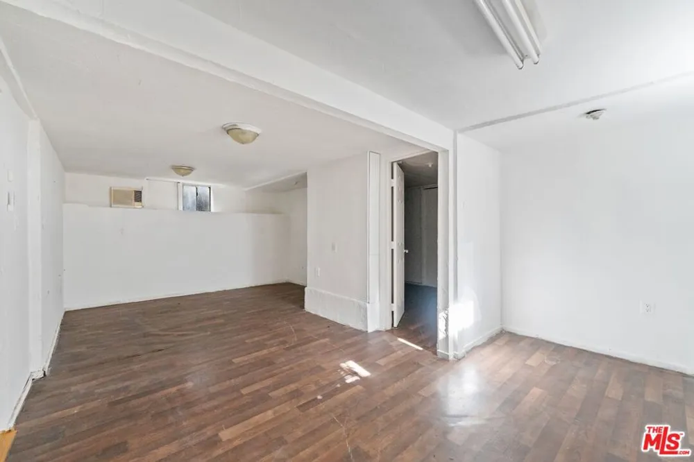 1121 S Serrano Avenue Los Angeles, CA 90006