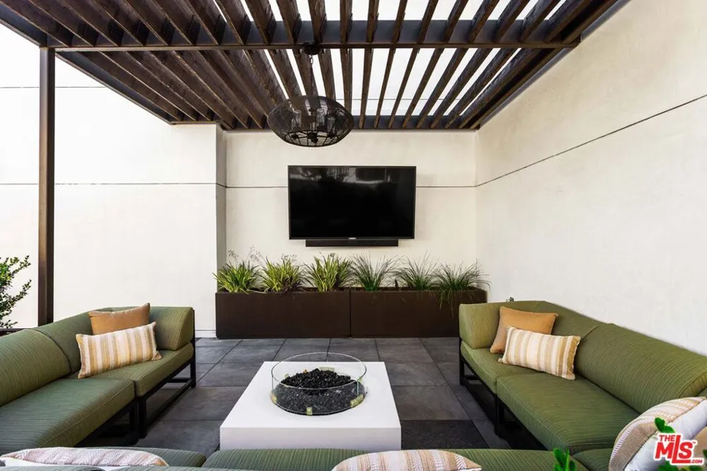 1333 S Orange Grove Avenue #PH504 Los Angeles, CA 90019