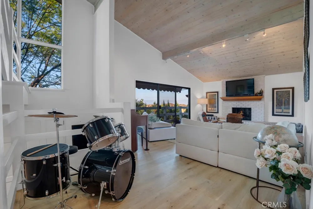 23680 Summit Calabasas, CA 91302