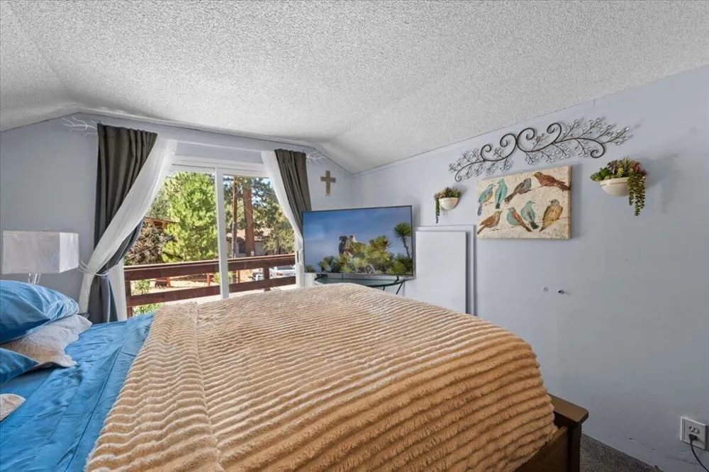 819 Holmes Lane Sugarloaf, CA 92386