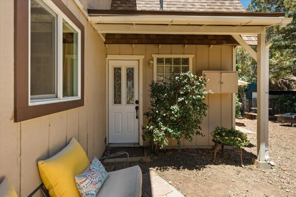 819 Holmes Lane Sugarloaf, CA 92386