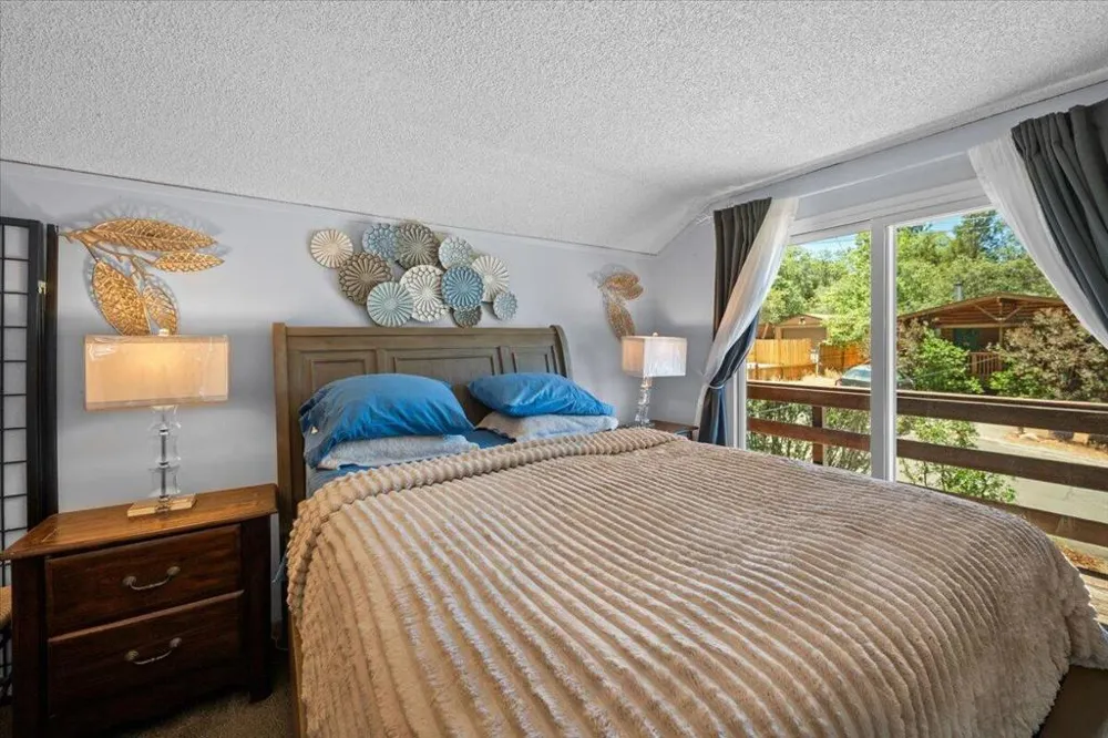 819 Holmes Lane Sugarloaf, CA 92386
