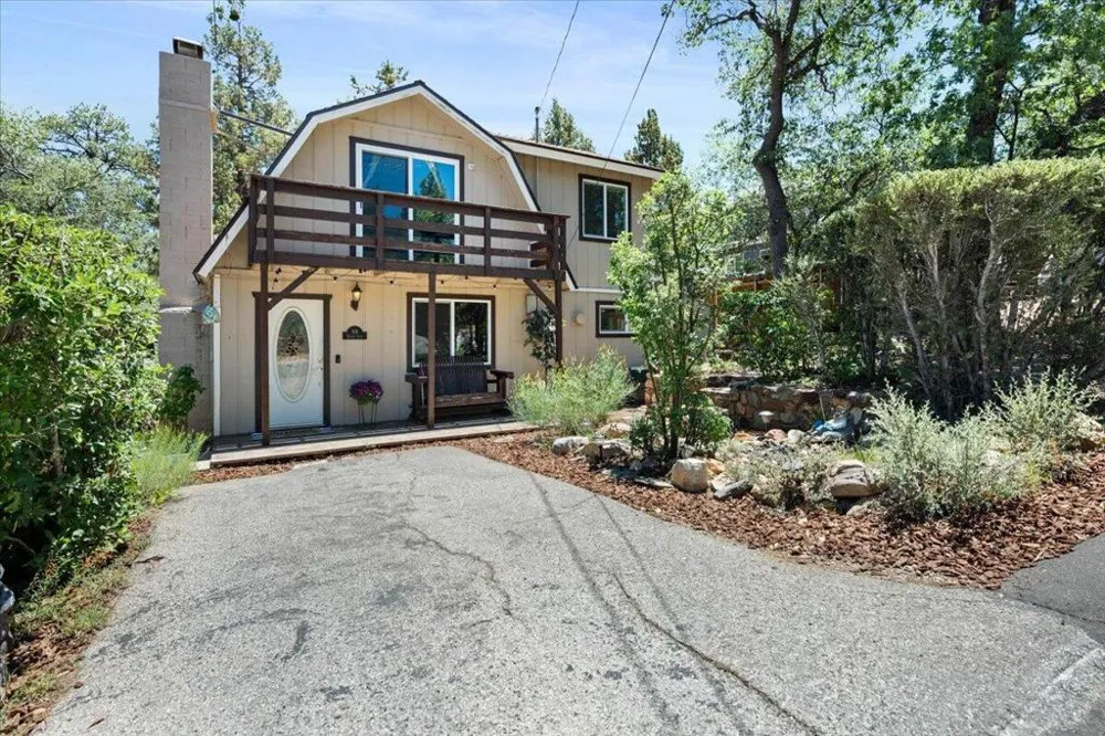 819 Holmes Lane Sugarloaf, CA 92386