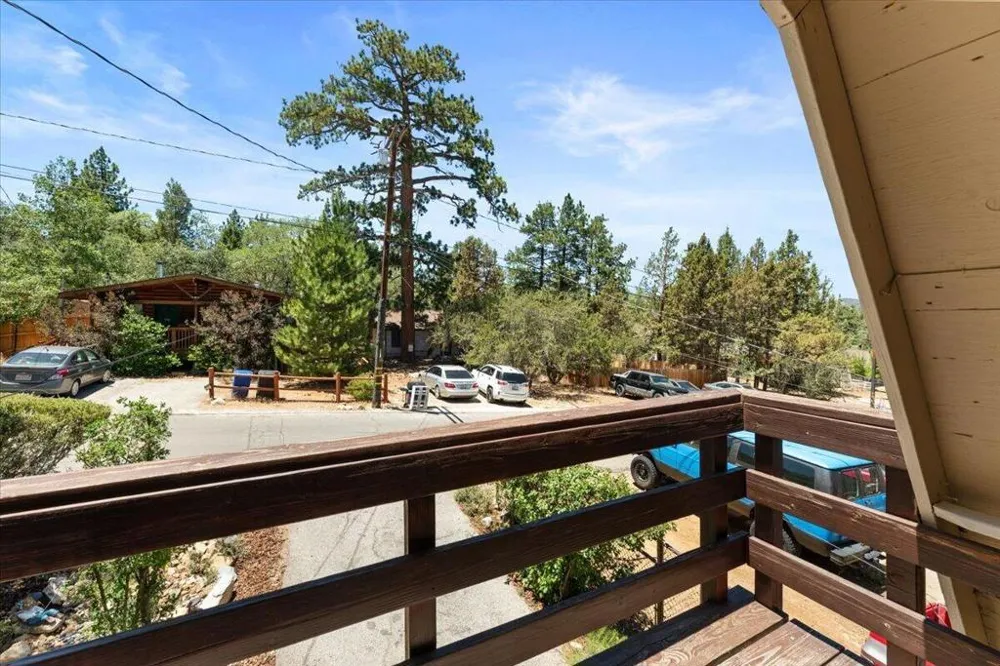 819 Holmes Lane Sugarloaf, CA 92386