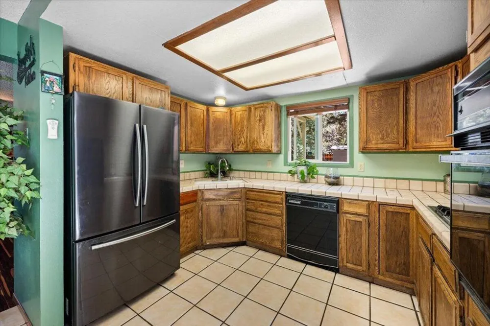 819 Holmes Lane Sugarloaf, CA 92386