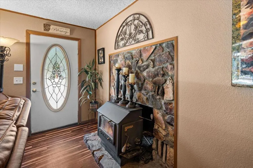 819 Holmes Lane Sugarloaf, CA 92386