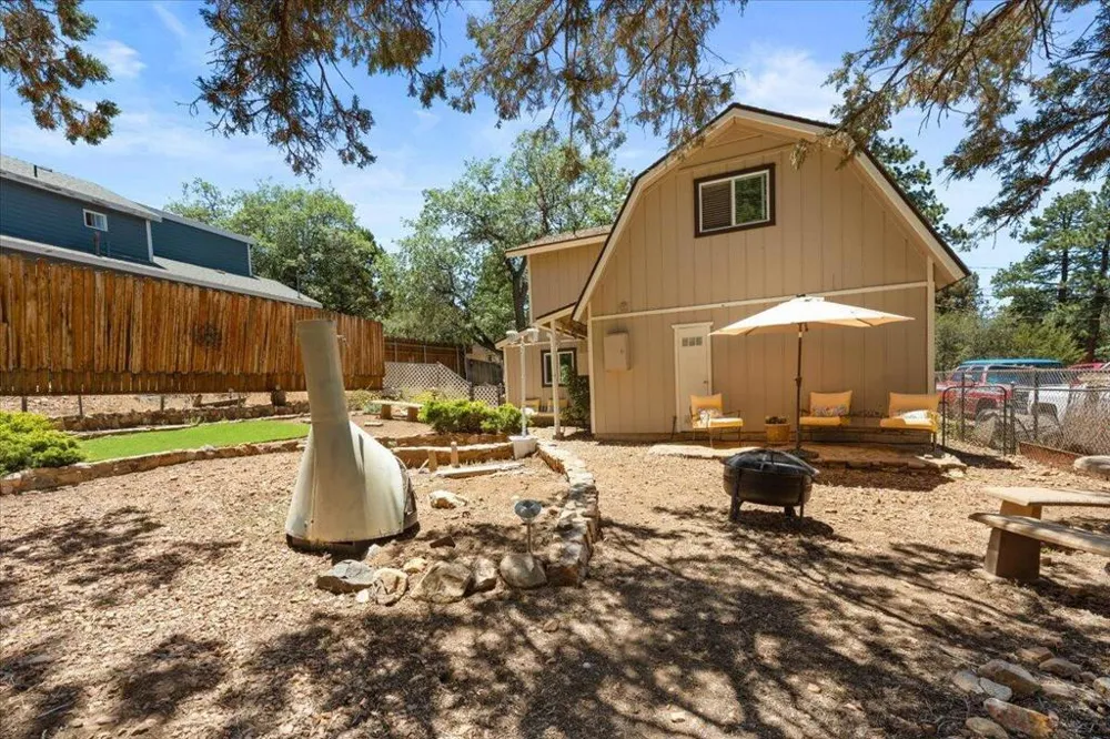 819 Holmes Lane Sugarloaf, CA 92386