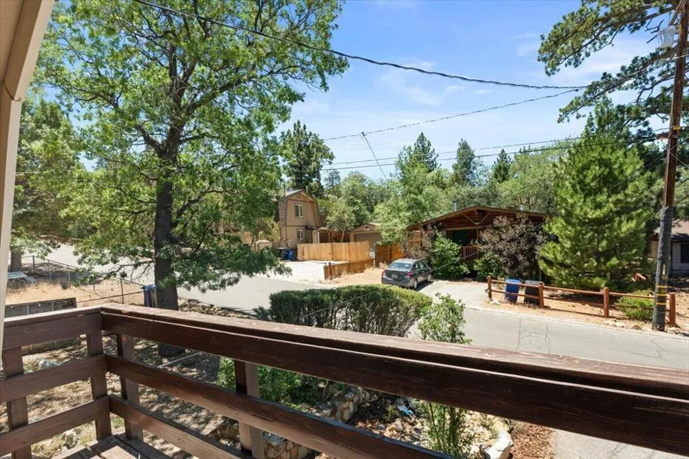 819 Holmes Lane Sugarloaf, CA 92386
