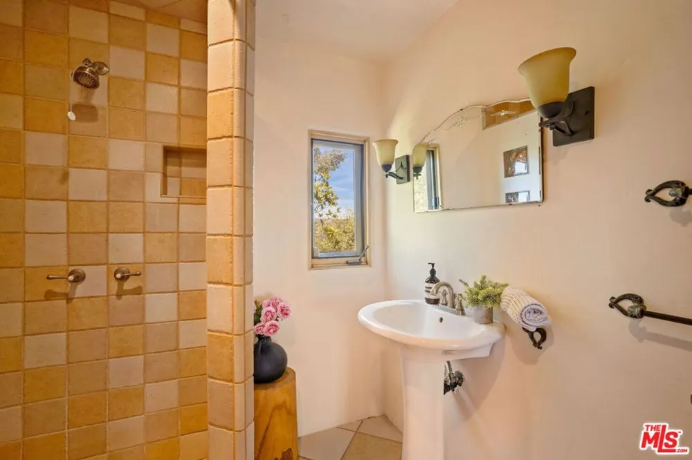 19805 Valley View Drive Topanga, CA 90290