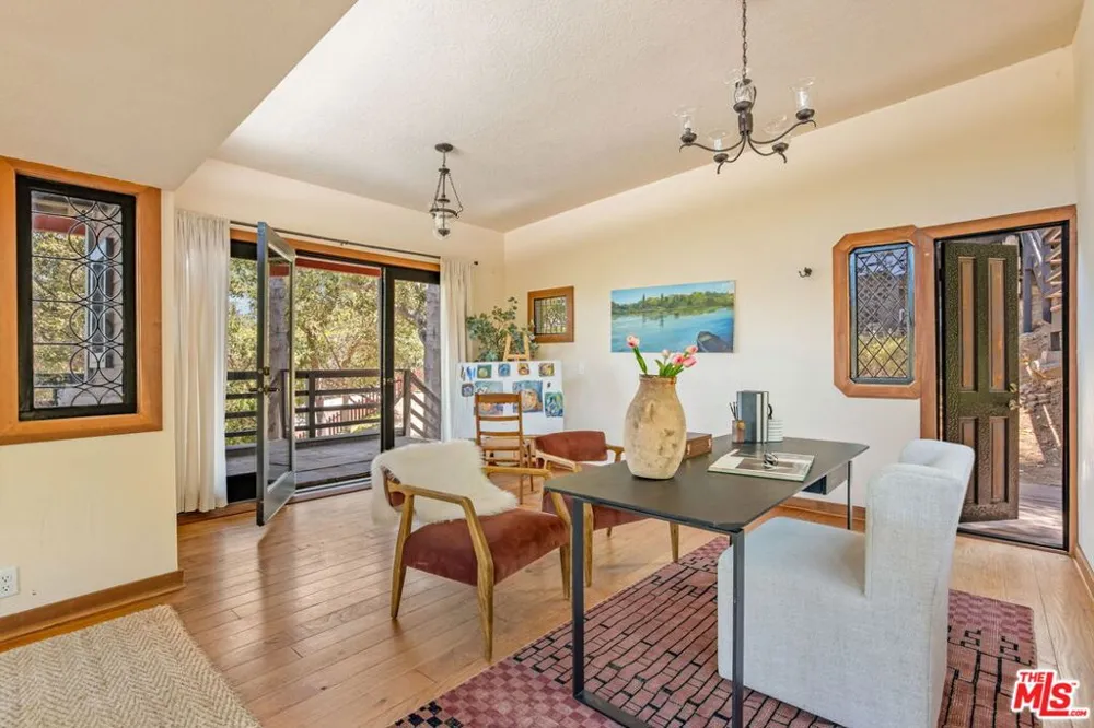 19805 Valley View Drive Topanga, CA 90290