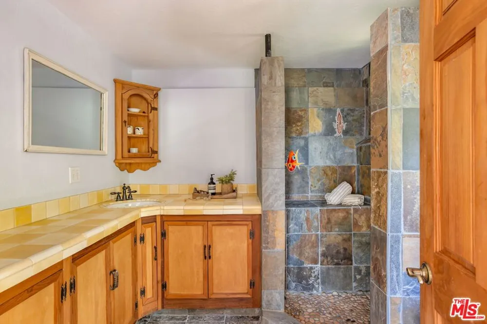 19805 Valley View Drive Topanga, CA 90290