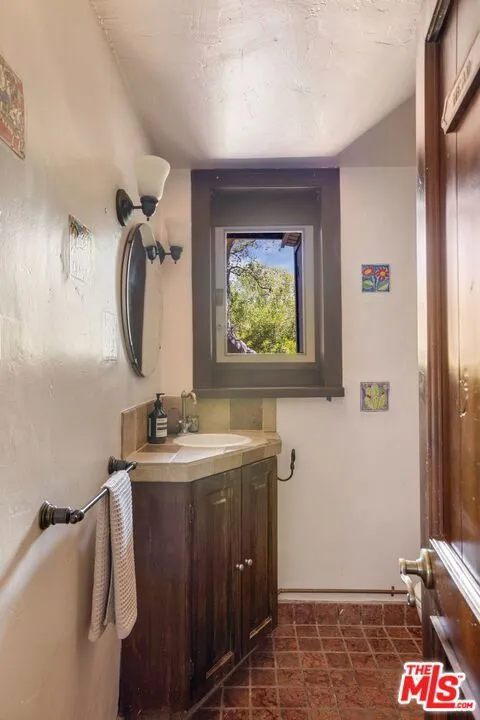19805 Valley View Drive Topanga, CA 90290