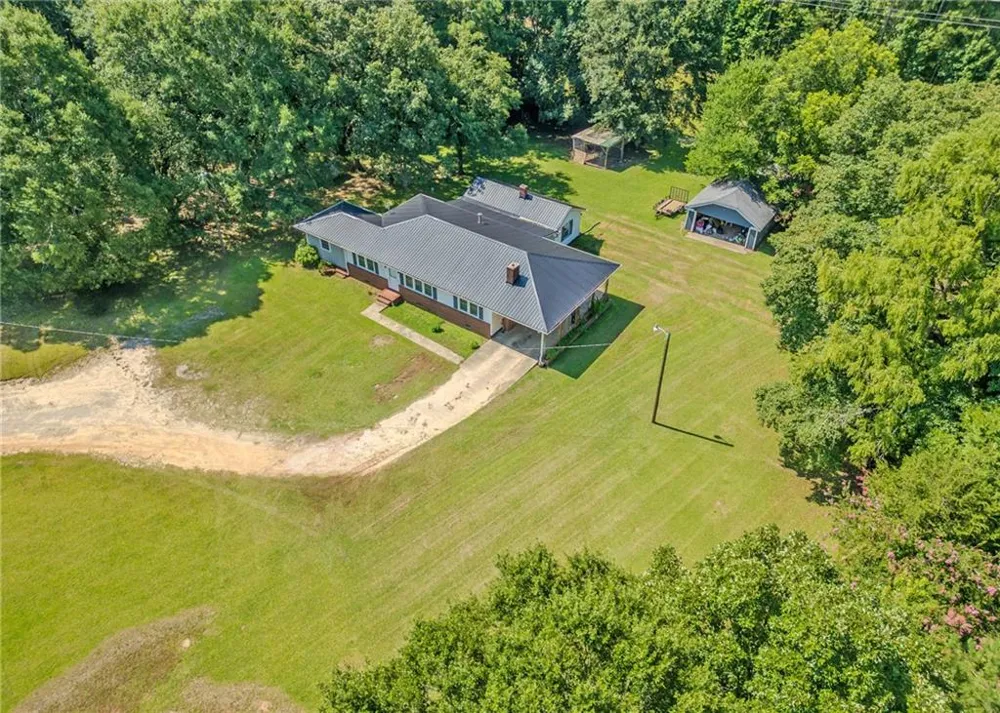 1803 Bowman Highway NW Dewy Rose, GA 30634
