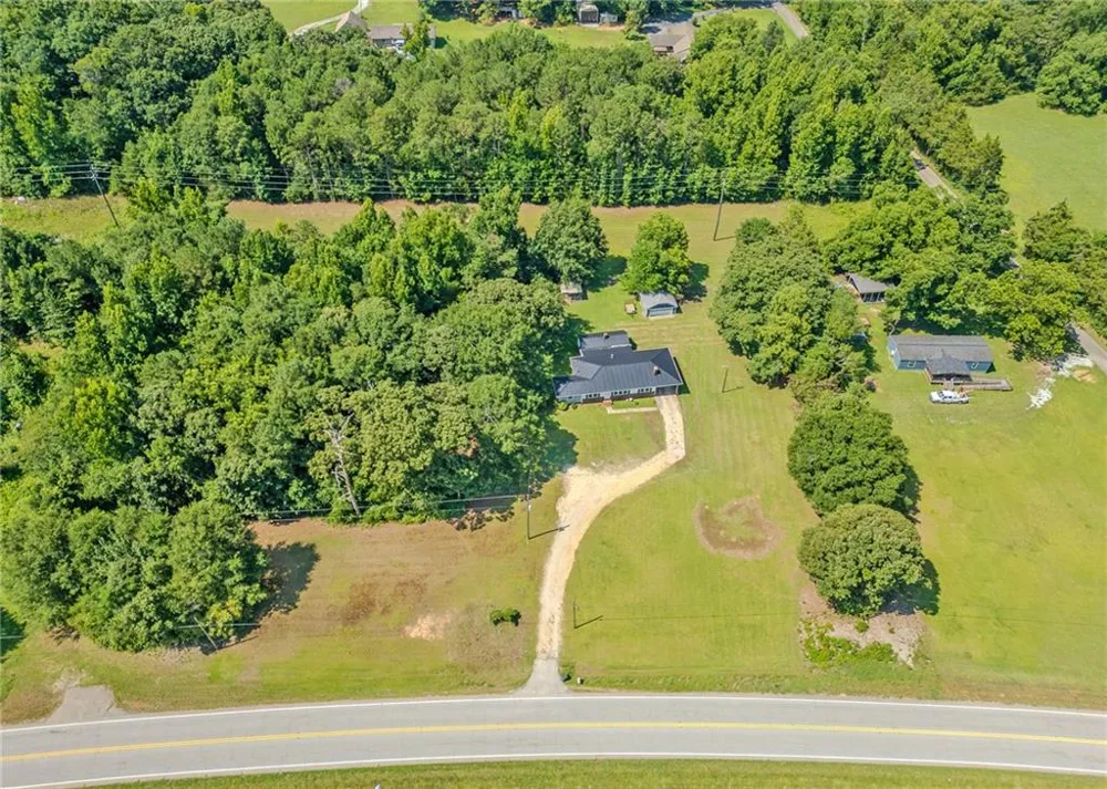 1803 Bowman Highway NW Dewy Rose, GA 30634