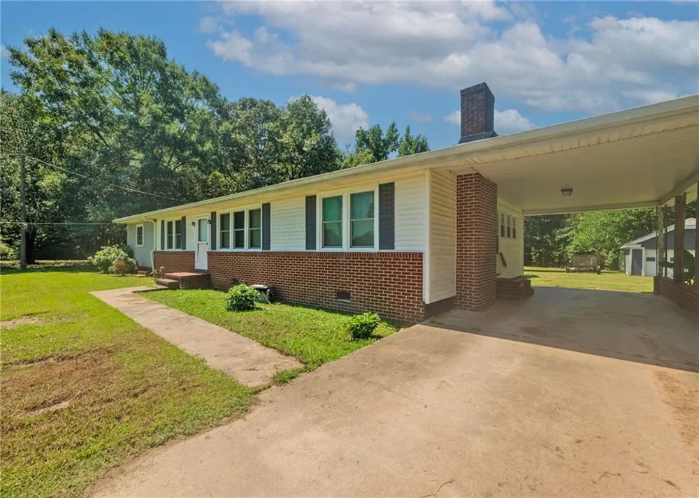 1803 Bowman Highway NW Dewy Rose, GA 30634