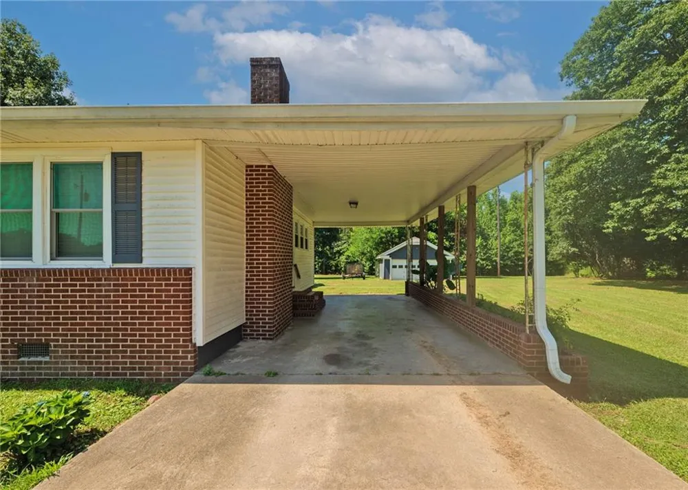 1803 Bowman Highway NW Dewy Rose, GA 30634
