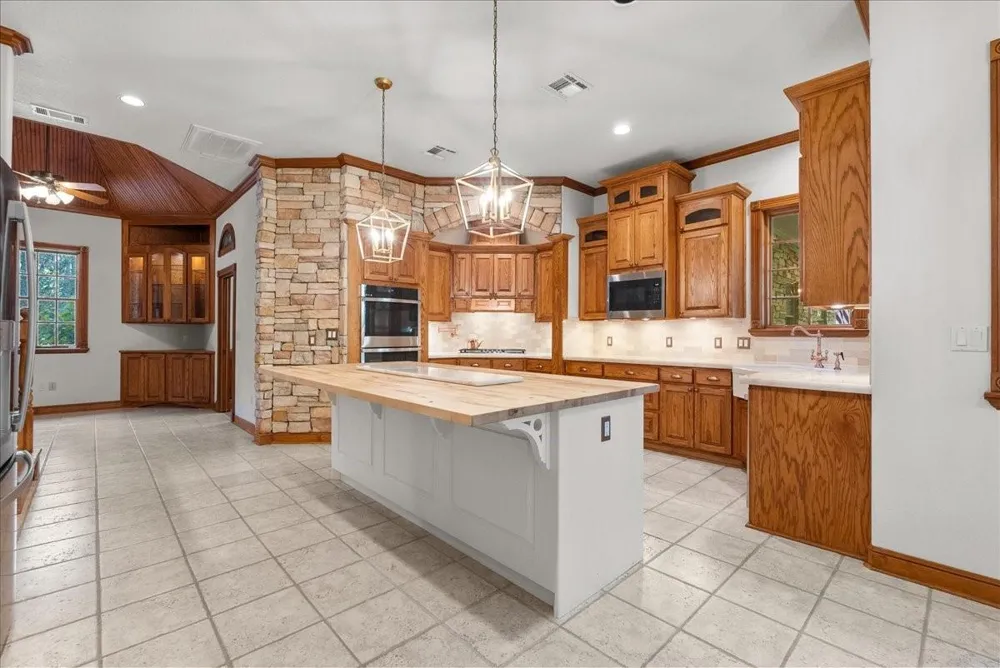 7306 Live Oak Circle Alvin, TX 77511