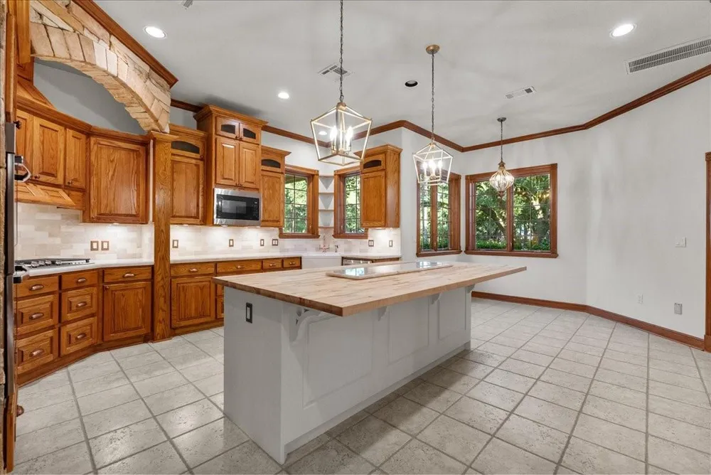 7306 Live Oak Circle Alvin, TX 77511