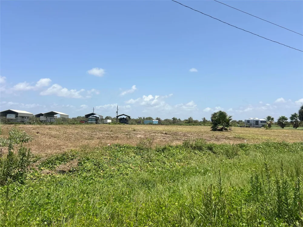 1421 Highway 87 Gilchrist, TX 77617